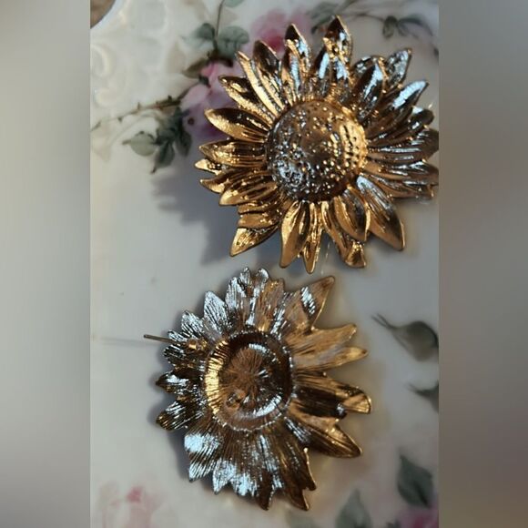 Sun flower stud earrings A97 - Picture 3 of 5